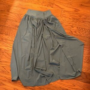 Halara breezeful high waisted placated skirt with slit in stone blue size large